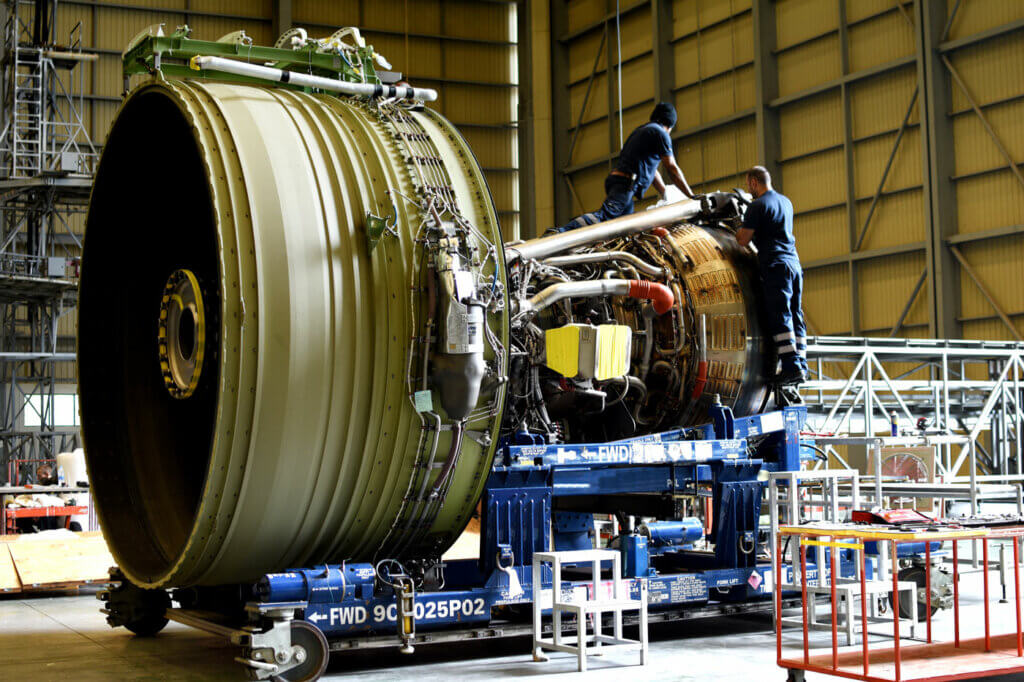Large-jet-engine-assembly